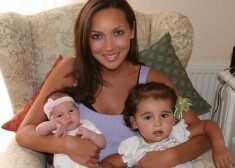 "Это май 2008, маленькая Сафина и только что родившаяся Микелла", - подписала фото Алсу