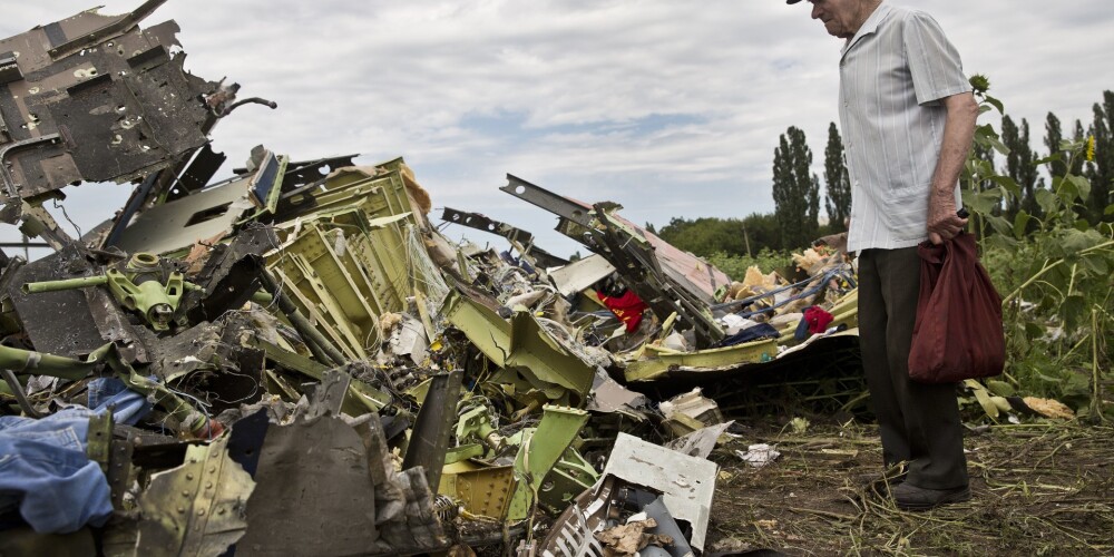 Lidmašīnas atliekas Doņeckas apgabalā. Dzīvību zaudēja 298 cilvēki, bet slepkavas pie atbildības nav saukti.
