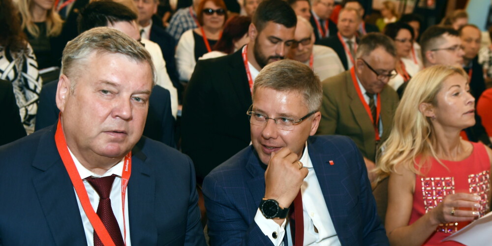 Saeimas deputāts Jānis Urbanovičs (no kreisās) un sociāldemokrātiskās partijas "Saskaņa" priekšsēdētājs un Rīgas mērs Nils Ušakovs piedalās partijas "Saskaņa" kongresā Melngalvju namā.