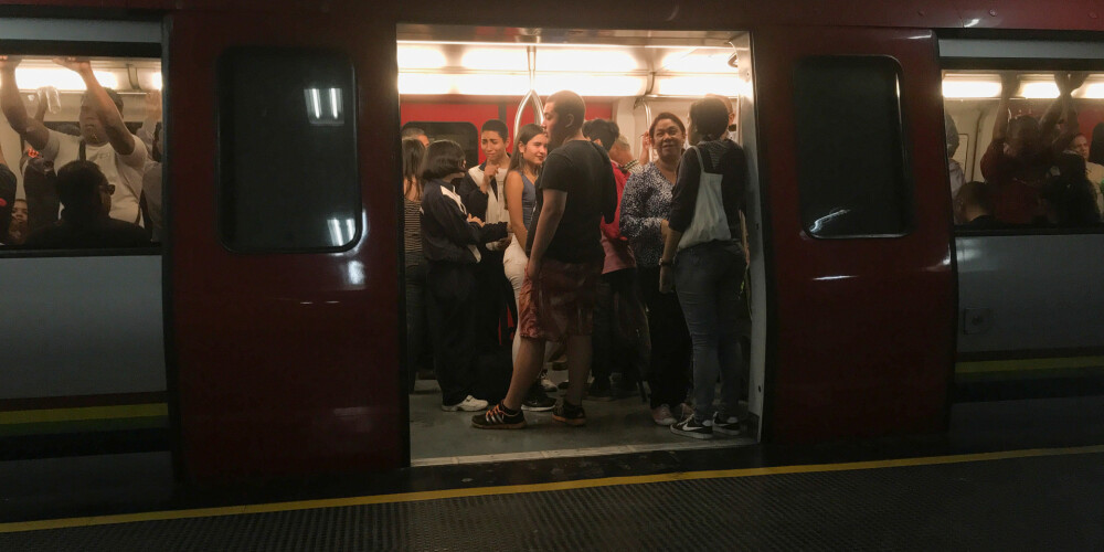 Cilvēki Venecuēlas galvaspilsētas metro vizinās par velti - jo valstij vienkārši vairs nav naudas papīra biļetēm