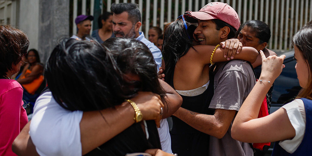 Tuvinieku prieki un asaras: Venecuēlā atbrīvoti 39 politieslodzītie