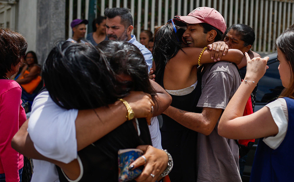Tuvinieku prieki un asaras: Venecuēlā atbrīvoti 39 politieslodzītie