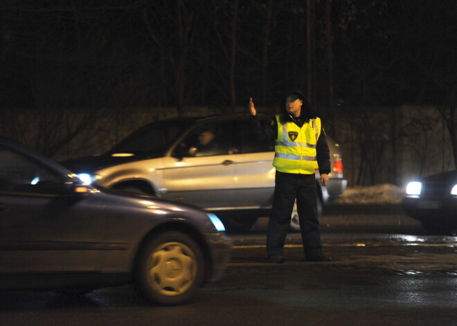 Vakar uz autoceļiem cietuši 33 cilvēki; pieķerti arī 18 dzērājšoferi