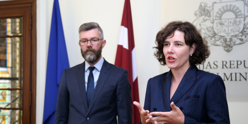 Finanšu ministre Dana Reizniece-Ozola un Valsts ieņēmumu dienesta ģenerāldirektora amata kandidāts Māris Skujiņš pēc tikšanās atbild uz žurnālistu jautājumiem preses konferencē Finanšu ministrijā.