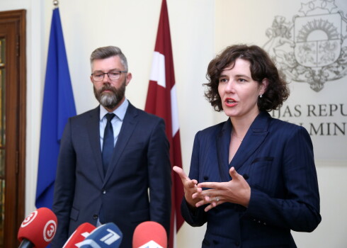 Finanšu ministre Dana Reizniece-Ozola un Valsts ieņēmumu dienesta ģenerāldirektora amata kandidāts Māris Skujiņš pēc tikšanās atbild uz žurnālistu jautājumiem preses konferencē Finanšu ministrijā.