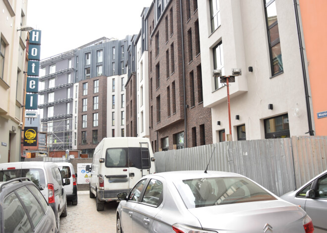 Vecrīgā skatam pazudis vēsturiskais aizsargmūris - tam priekšā uzslieta viesnīca