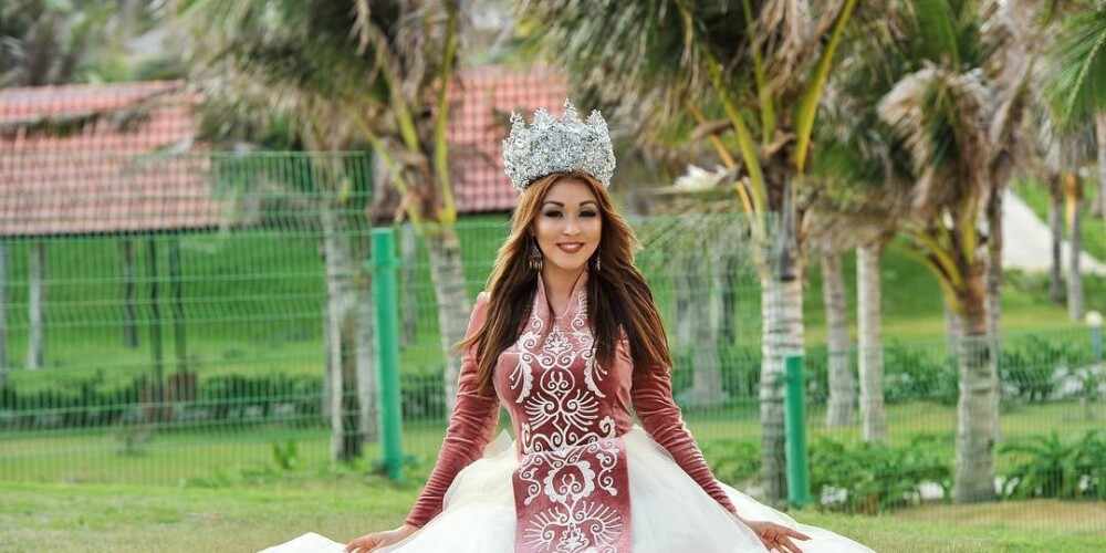 Traģēdija skaistumkonkursu pasaulē: taksis ar Kirgizstānas "Missis World" ietriecas kapsētas sienā