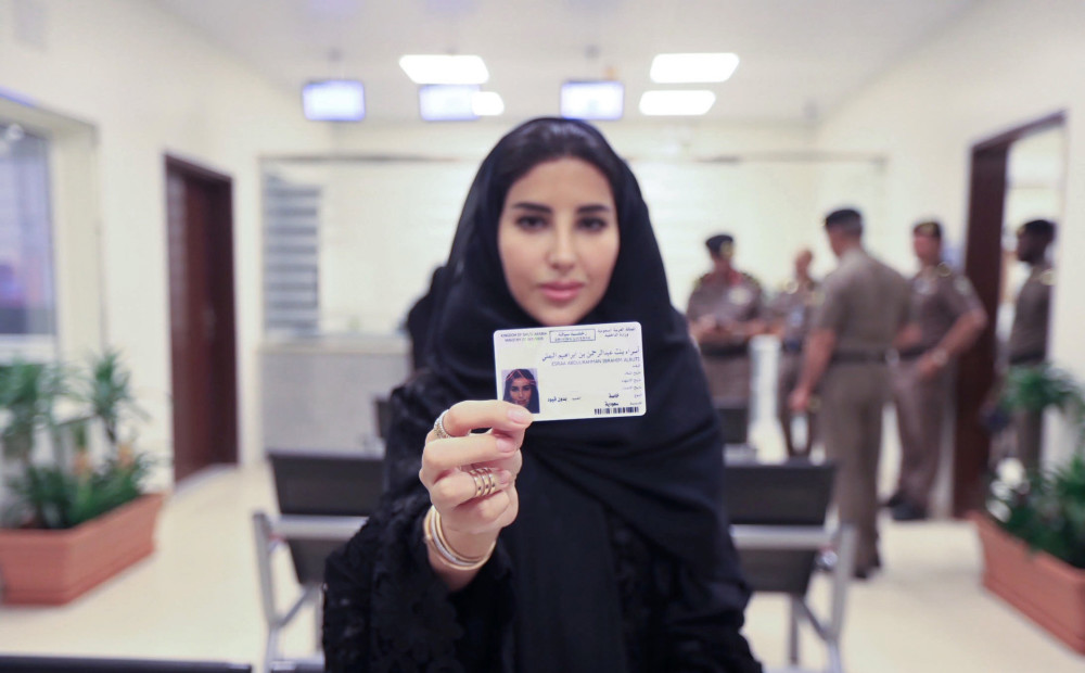 Saūda Arābija sāk izsniegt autovadītāja apliecības sievietēm