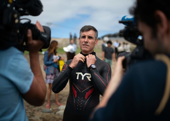 French marathon swimmer Benoit "Ben" Lecomte prepares himself in Choshi, Chiba prefecture on June 5, 2018 as he takes the start of his attempt of swimming across the Pacific Ocean. 
Ben Lecomte dived into the Pacific Ocean on June 5, kicking off an epic quest to swim 9,000 kilometres (5,600 miles) from Tokyo to San Francisco, through shark-infested waters choking with plastic waste.
 / AFP PHOTO / Martin BUREAU