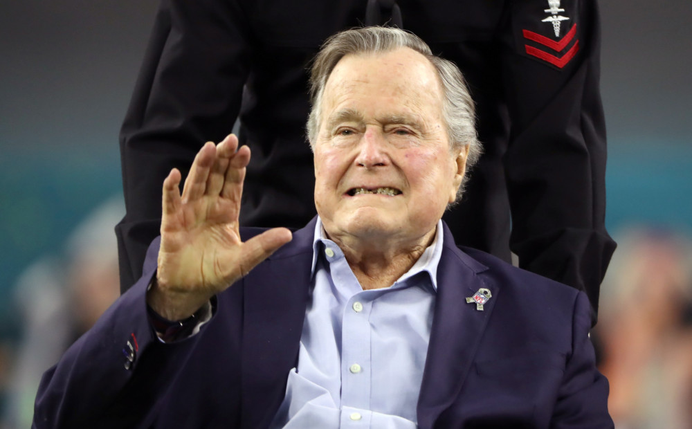 93 gadus vecais Džordžs Bušs izrakstīts no slimnīcas