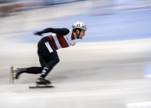 Talantīgais šorttrekists Roberts Zvejnieks neslēpj, ka viņa sporta veidā Latvijā ir daudz nepilnību.