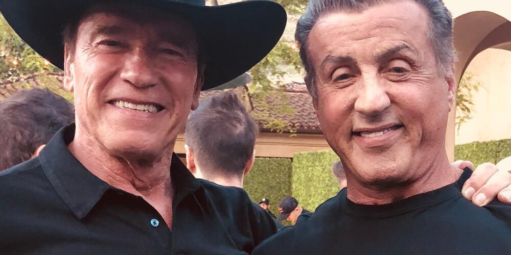 Arnolda Švarcenegera (pa kreisi) kolēģis Silvestrs Stallone norādījis, ka draugs esot „neapstādināms” un „izskatās veselīgāk nekā jebkad agrāk”.