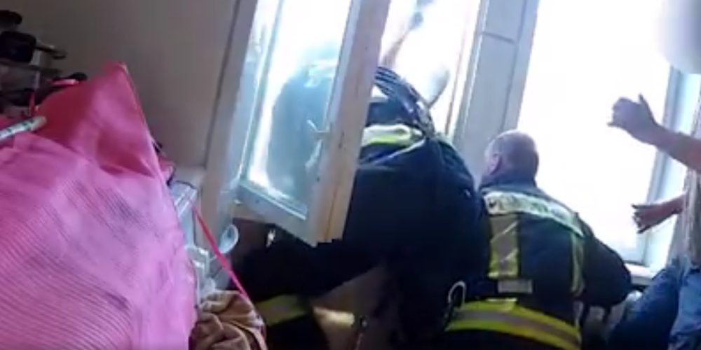 Pat slavens fiziķis sajūsmā par Rīgas ugunsdzēsēju noķerto sievieti: "Tas tiešām ir varoņdarbs"
