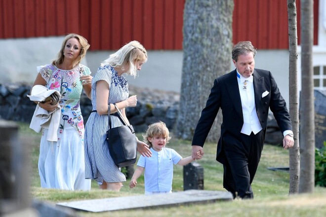 Princeses Madeleines vīrs Kristofers O’Nīls (viņš pēc kāzām nepieņēma Zviedrijas pilsonību un izvēlējās palikt bez titula) ar vecāko dēlu princi Aleksandru.