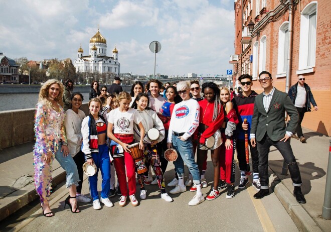 Dziedātāja Adelīna ar vairāku "Grammy" balvu ieguvēju RedOne un popmūzikas grupu "Now United".