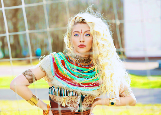 Viņu dzirdēs miljoni! Latviešu dziedātāja Adelīna ieskaņojusi Pasaules kausa himnu