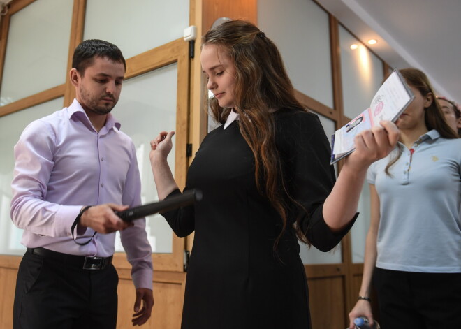 Пришедшую на экзамен школьницу заставили снять бюстгальтер перед охраной