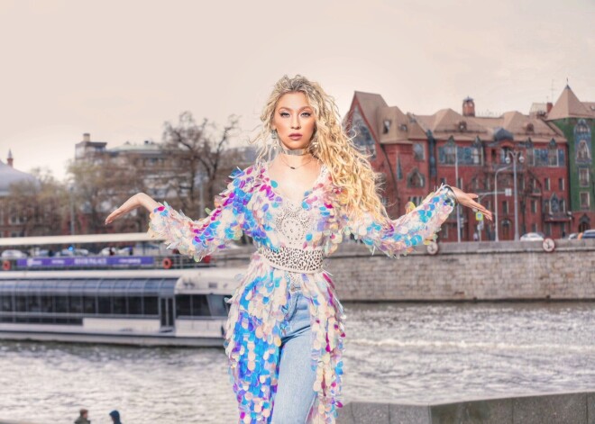 Latviešu dziedātājas Adelīnas fotosesija Pasaules kausa futbolā himnas reklāmai.