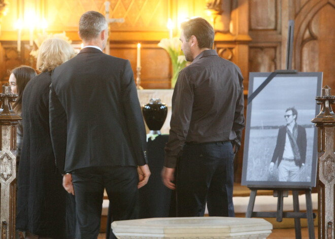 Dievkalpojumā piemin nošauto maksātnespējas advokātu Mārtiņu Bunku