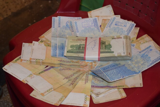 Par vienu eiro puslegālajā valūtas tirgū var dabūt 38–40 tūkstošus Irānas riālu. Oficiālais kurss ir 34 tūkstoši, bet valūtas mākleri kaut kā pamanās dod labākas cenas.