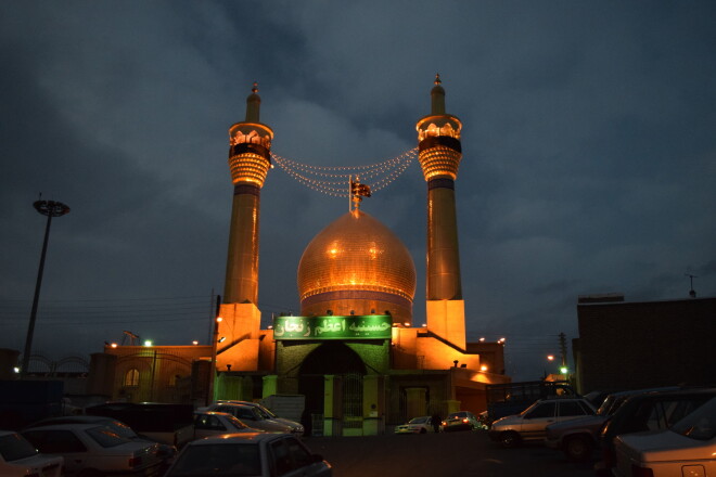 Svētākajās pilsētas no alkohola un līdzīgām necienīgām izklaidēm, protams, izvairāmies, vēl jo vairāk tāpēc, ka esam šeit trāpījušies svētajā Muharrama mēnesī. Svētceļnieki šeit sabraukuši no visas valsts, vaicā, vai esam musulmaņi, “godīgi” atbildam – nē, kristieši. Sākumā baidījāmies uz šādiem jautājumiem atbildēt nepareizi, bet, kad no kāda kunga saņēmām atbildi “Jesus Christ Superstar”, sarēķinājām, ka kristieši te ir lielā cieņā.