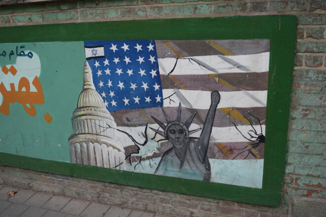 Visās lielajās pilsētās propagandas mašīna iedzīvotājiem atgādina, kas ir labie un kas ļaunie. Kad vaicāju parastajiem pilsoņiem, ko viņi domā par ASV, Izraēlu un Obamu, visi kā viens atbild, ka tā ir tik vien kā politika! Ļaudis esot labi, neatkarīgi no tautības vai valstiskās piederības.