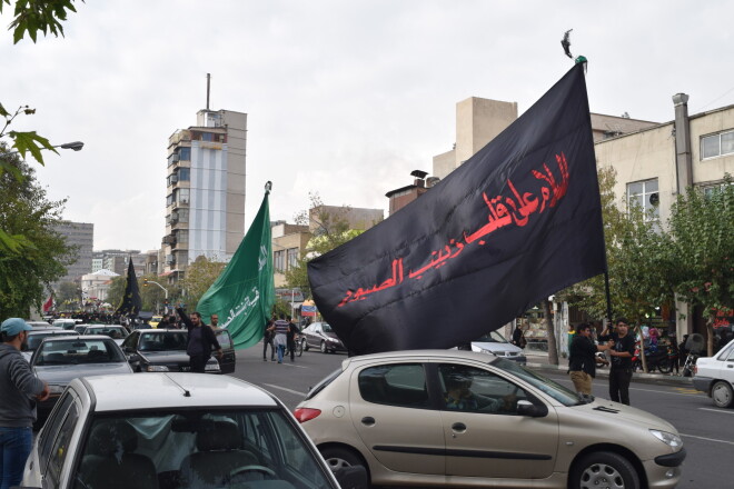 Parasta diena Teherānas ielās. Jauniešiem acīmredzot ir kas sakāms, tāpēc satiksme var mazliet pagaidīt.