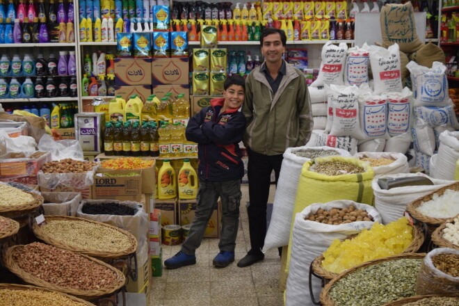 Kādā Kašanas lielveikalā, kuru gana regulāri apmeklējām, strādā tēvs un dēls. Katru reizi ieraudzījuši mani, abi smejas un sauc: “Taliban! Terorist!” Kad beidzot saņemos pavaicāt, kas par lietu, tēvs vājā angļu valodā man skaidro, ka šie abi esot no Afganistānas, un atceras, ka dzimtenē kungi, kas izskatās kā es (ar bārdu), pavisam noteikti esot talibi. Neko sev humors...