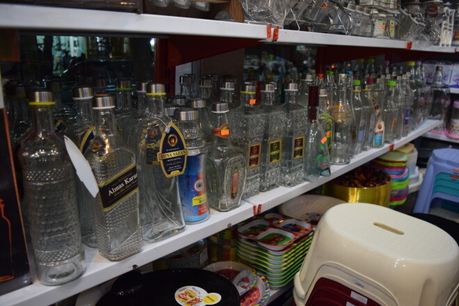 Veikalā nopērkamas “ūdens pudeles”. Visiem gan zināms, kādam mērķim šīs pudeles tiks lietotas! Dažādie dizaini pat pielāgoti tā, lai atgādinātu pazīstamus viskija, tekilas un degvīna brendus. Bet nē, šīs ir ūdens pudeles, cenu zīmē tā rakstīts, un arī pārdevējs to apstiprina.