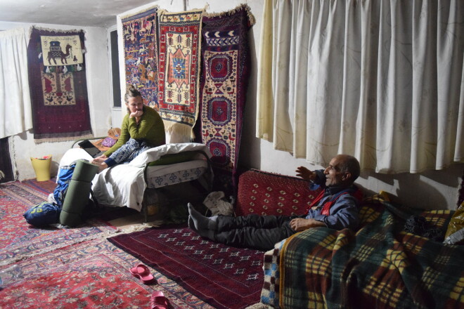 Turkmenistānas-Afganistānas pierobežā dzīvojošais Valis, kurš pats sevi dēvē par Luiju de Finesu (saskatāma nepārprotama līdzība), gremdējas atmiņās, kā sešdesmitajos ar stopiem aizceļojis līdz pat Parīzei, kur pārdevis līdzi paņemto persiešu paklāju, izballējies, atgriezies mājās un secinājis, ka ceļojuma bilance ir nulle. Viens paša darinātais paklājs nosedzis izdevumus vairāku mēnešu ceļojumam! Valis atvēris savu bekpekeru viesu namu, un pašdarinātos tepiķus vairs neved uz Parīzi, bet kabina tepat uz sienām (kopmītnes istabā saskaitīju četrdesmit divus!). Vecais vīrs stāsta, ka joprojām Irānā ir laimīgs, bet balsī saklausāmas skumjas par aizgājušajiem laikiem.