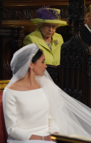 Karaliene Elziabete II ļoti nopietni vēro mazdēla prinča Harija un Meganas Mārklas laulību ceremoniju.