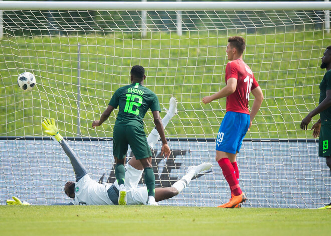 Nigērijas izlases futbolisti savā pēdējā pārbaudes mačā zaudē Čehijai