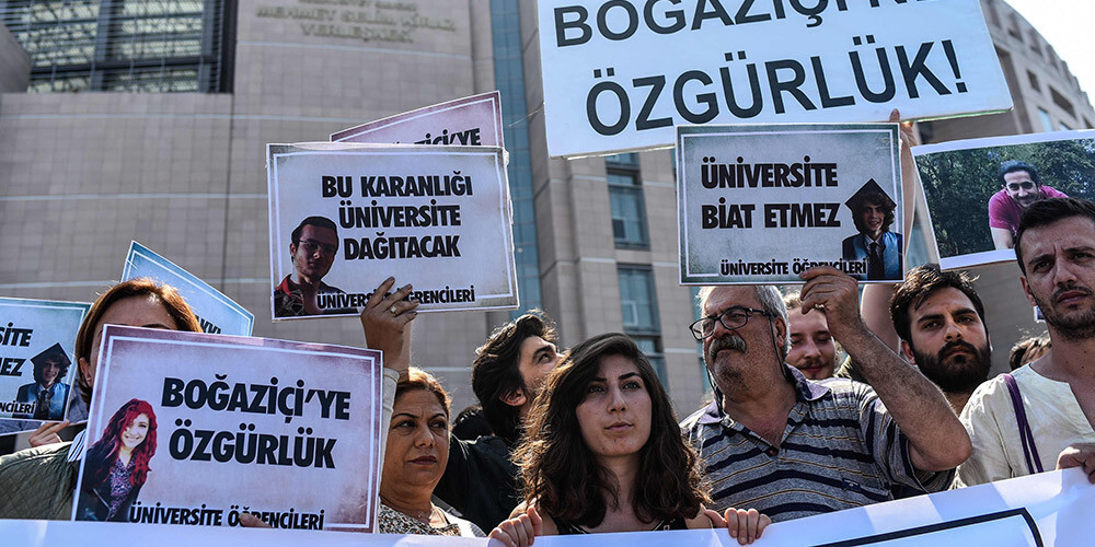 Tiesa Turcijā atbrīvo no pirmstiesas apcietinājuma 22 apsūdzētos studentus