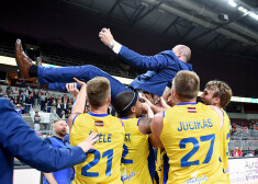 Komandas BK "Ventspils" spēlētāji priecājas par izcīnīto Latvijas čempionu kausu pēc "OlyBet" Latvijas Basketbola līgas fināla spēles pret "VEF Rīga" "Arēnā Rīga".