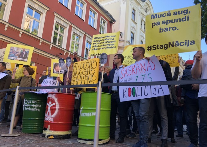 VIDEO: pie Saeimas piketē izglītības satura reformas atbalstam