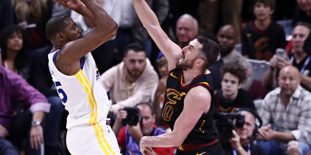 Durants ar 43 punktiem palīdz "Warriors" komandai nonākt uzvaras attālumā no NBA čempionu titula