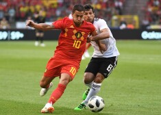 Beļģijas futbola izlases zvaigzne Edens Azārs apspēlē ēģiptiešu aizsargu Tareku Hamedu.
