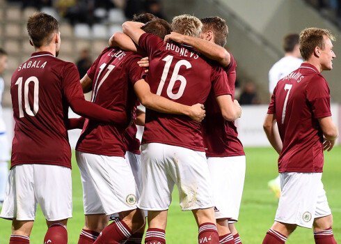 Latvijas izlases rekords FIFA rangā ir 45.vieta, kas tika sasniegts 2009.gadā.