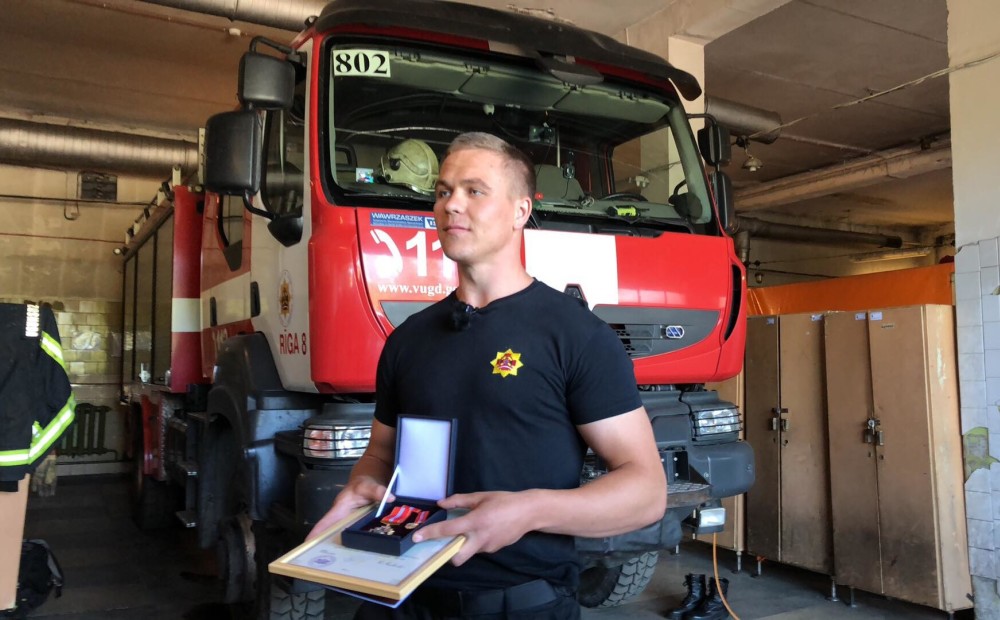 VIDEO: sirsnīgā ceremonijā apbalvo varonīgos ugunsdzēsējus, kuru paveiktais pārsteidza Latviju un pasauli