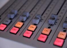 "Eiropas hitu radio" šefs Uģis Polis nikns par spiedienu raidīt latviski, nevis krieviski vai citās valodās