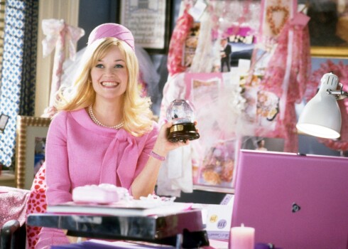 Rīza Viterspūna Ellas Vudsas lomā filmā "Gudrā blondīne".