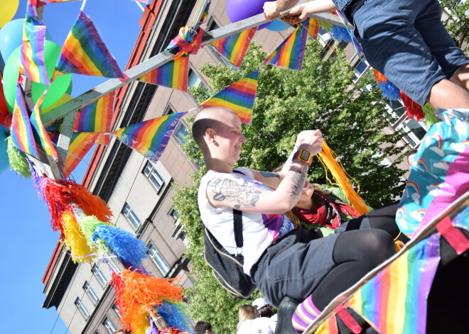 Organizatori, dalībnieki un Rīgas pašvaldības kā arī Valsts policijas darbinieki gatavojas LGBT biedrības "Mozaīka" rīkotajam gājienam "Baltic Pride 2018".