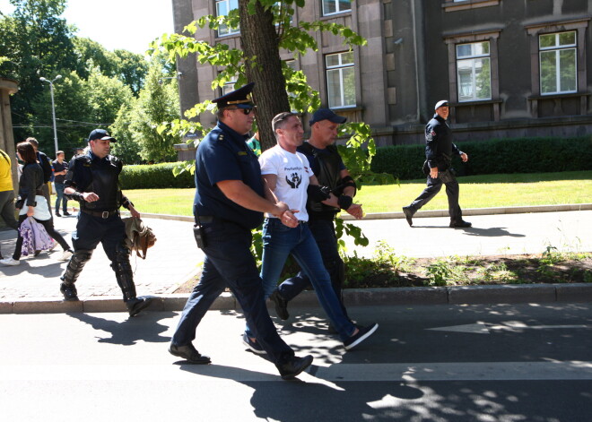 Sestdienas pusdienlaikā dažu desmitu protestētāju pavadīti vairāki tūkstoši cilvēku devušies "Baltijas praida" gājienā pa Rīgas ielām. Lai gan gājiena laikā nekādus būtiskus starpgadījumus nevarēja novērot, tā nobeigumā kāds protestētājs pūlī iemeta neskaidras izcelsmes dūmojošu petardi. Pēc Jauns.lv novērojumiem, policija uz notiekošo noreaģējusi zibenīgi.