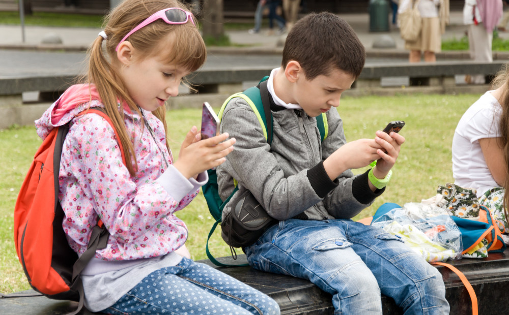 Francija gatavojas aizliegt mobilos telefonus skolās