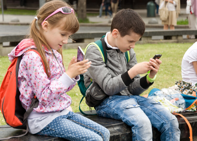 Francija gatavojas aizliegt mobilos telefonus skolās