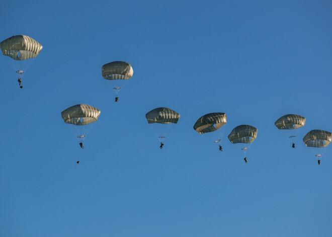 9.jūnijā Ādažos norisinājās starptautiskās militārās mācības “Swift Response 2018”, kuru laikā ar desmit lidmašīnām “C-17 Globemaster” no Fort Bragas, Ziemeļkarolīnā, ASV, ieradās vairāk nekā 600 karavīru no ASV 82. gaisa desanta divīzijas un Lielbritānijas bruņotajiem spēkiem, vedot līdzi arī ekipējumu un tehniku. 