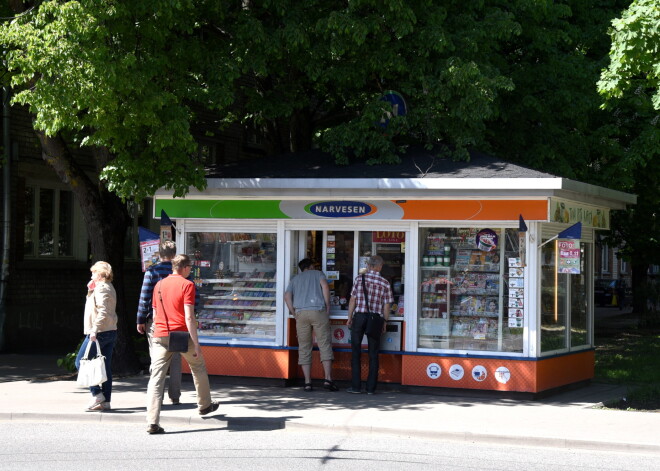 Rīgas centrā viens pēc otra pazūd vairāki "Narvesen" kioski. Skaidrojam, kāpēc tā