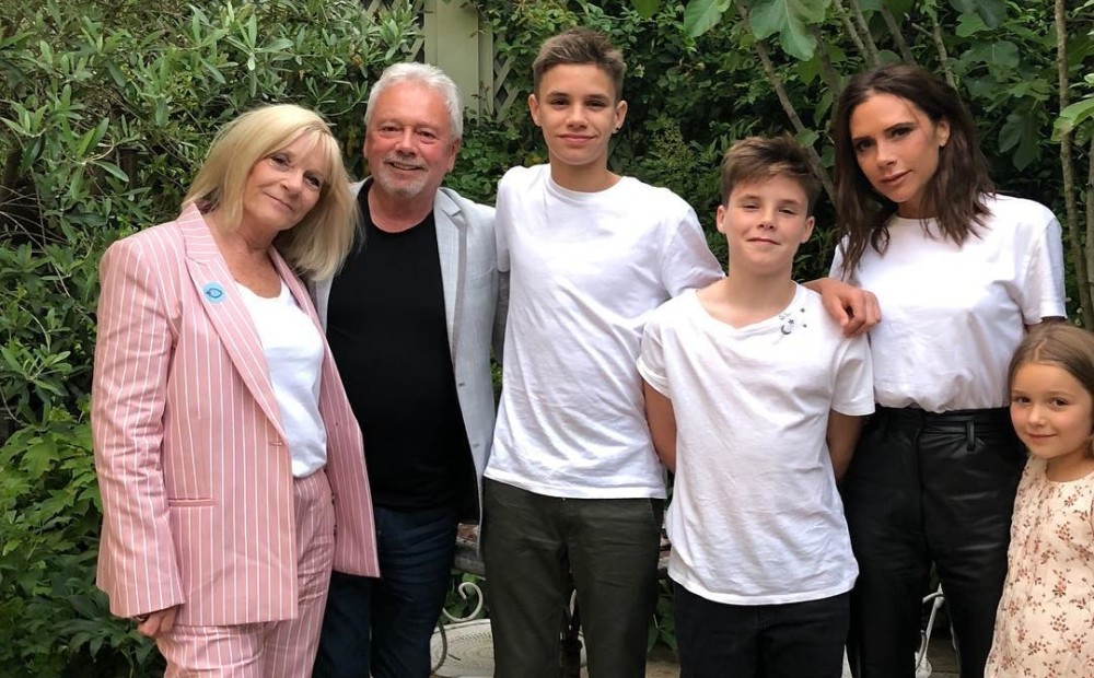 Новая семья новое имя. Victoria Beckham Family. Виктория Джоунстон жена Дэвида Истона