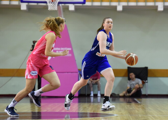 Latvijas sieviešu basketbola izlase tradicionālajā rozā lentītes spēlē sagrauj Somijas valstsvienību