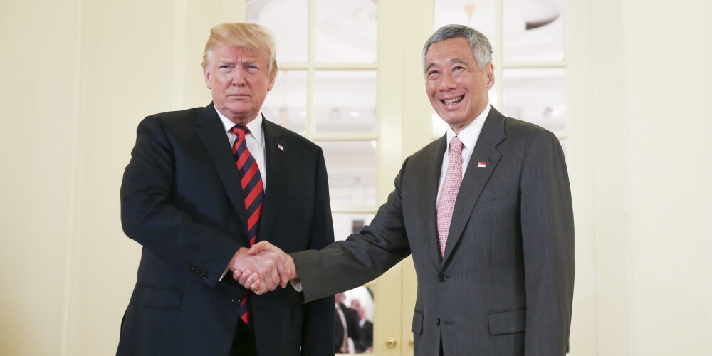 Tramps pirms samita ar Kimu tiekas ar Singapūras premjeru